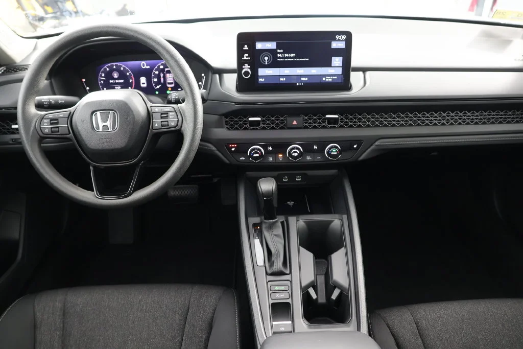 Used 2026 Platinum White Pearl Honda SE image 2