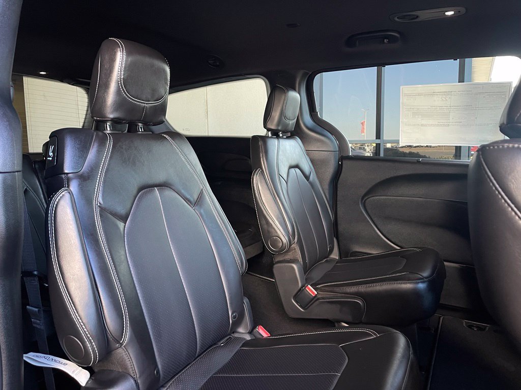 New 2027 Diamond Black Crystal Pearl-Coat Exterior Paint Chrysler LX image 15