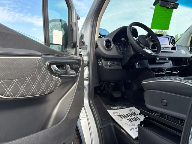 New 2027 Silver Mercedes-Benz Discovery Touring image 13