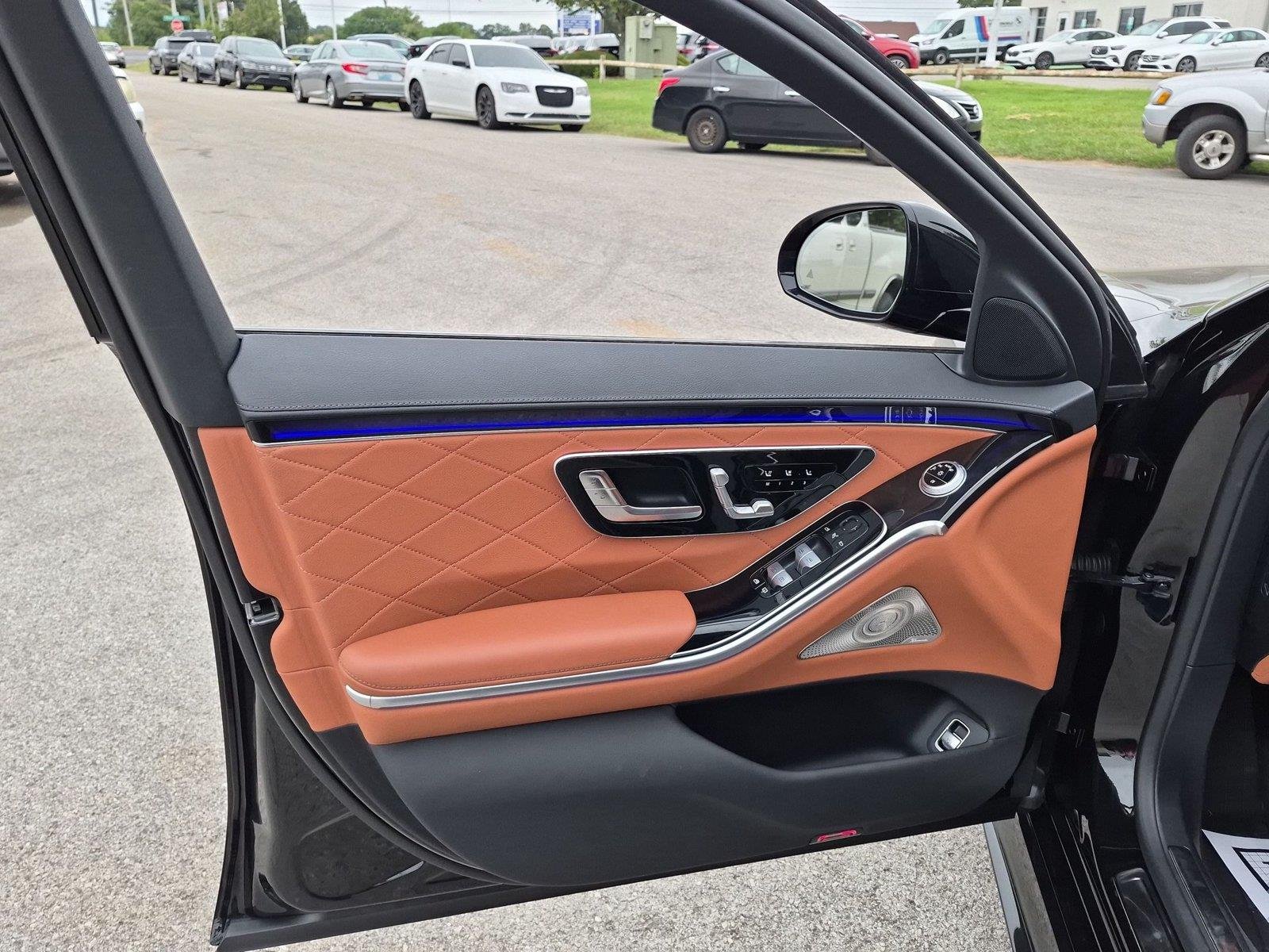 Used 2025 Obsidian Black Metallic Mercedes-Benz S 580e image 14