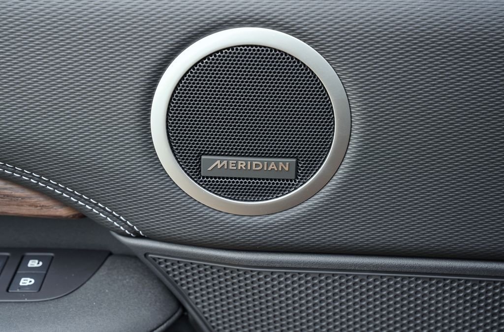 New 2026 Santorini Black Land Rover Dynamic SE image 11