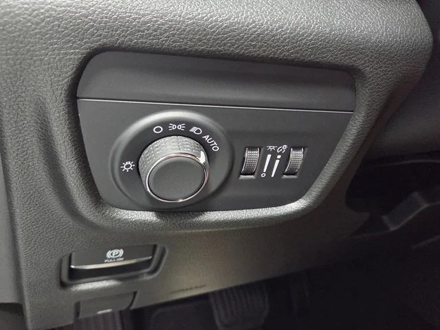 New 2026 Bright White Clear-Coat Exterior Paint Jeep Laredo X image 28
