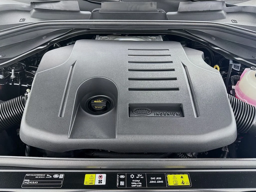 New 2026 Santorini Black Land Rover Dynamic SE image 32