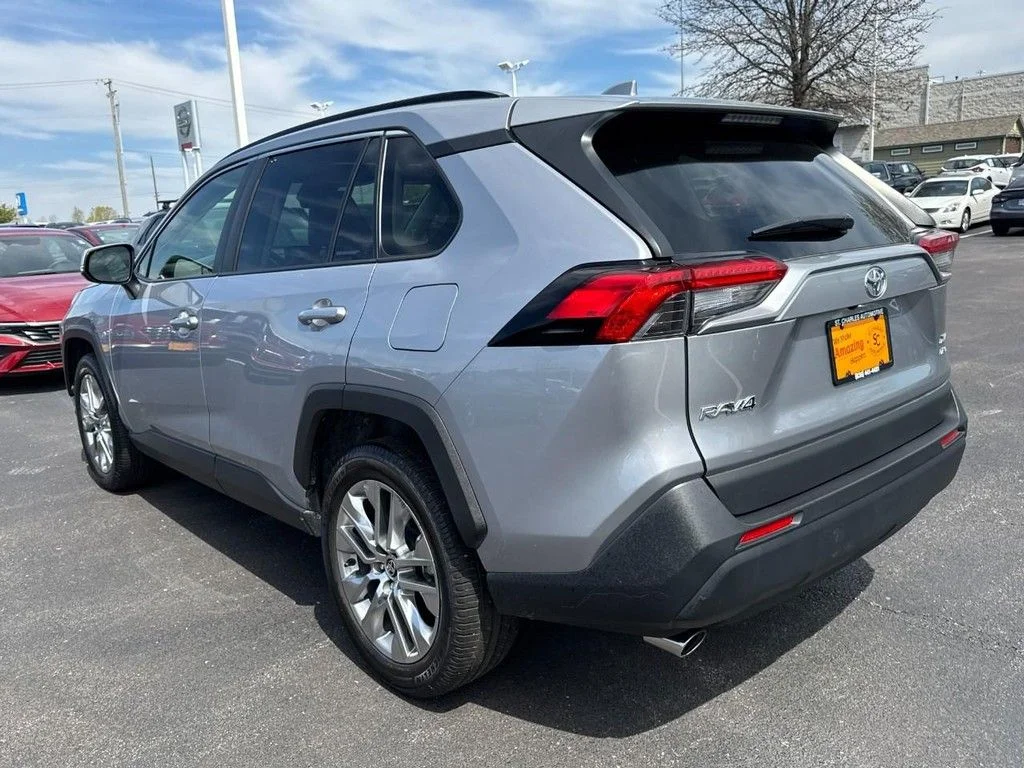 Used 2020 Silver Toyota XLE Premium image 5