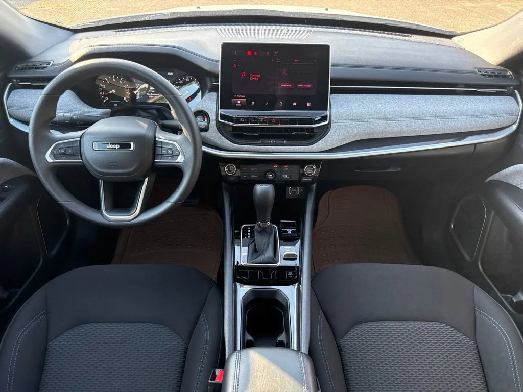 Used 2024  Jeep Sport image 11