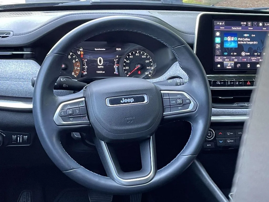 Used 2022 Black Jeep Latitude 4x4 image 16