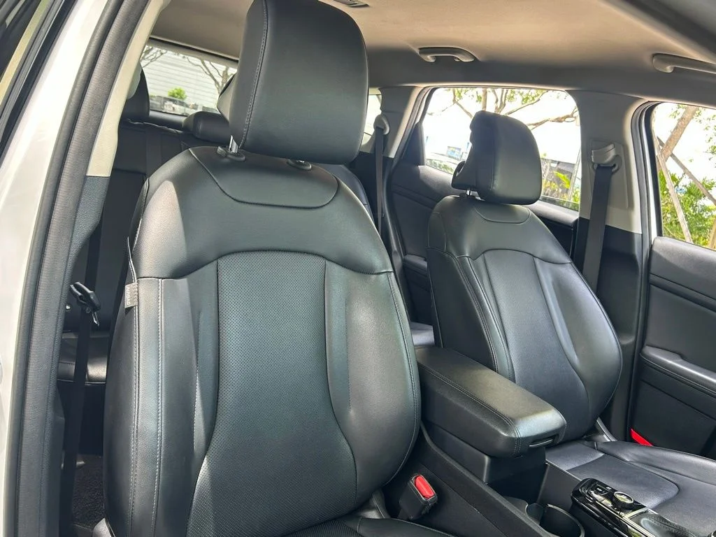 Used 2023 White Kia EX image 35
