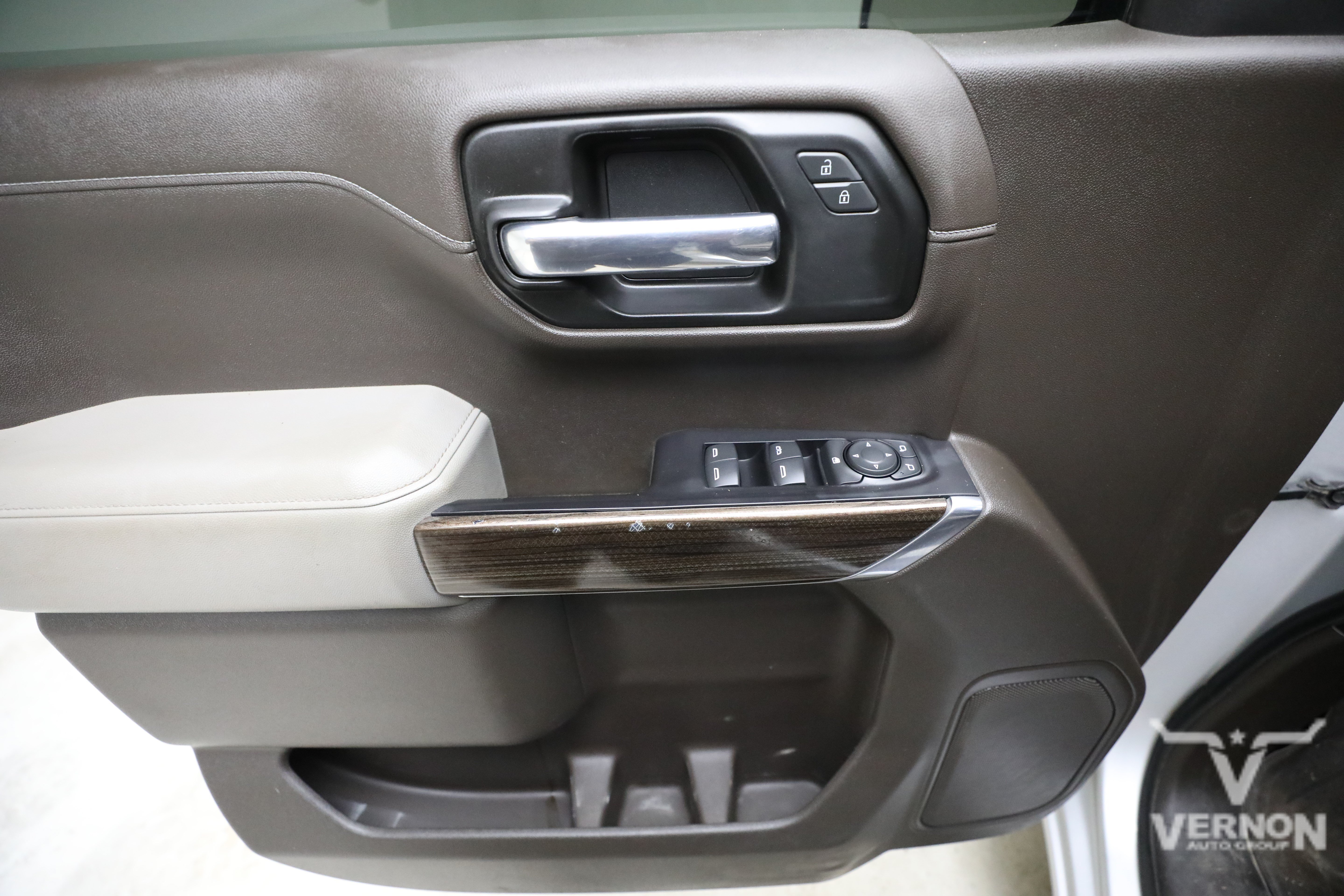 Used 2021 Silver Ice Metallic Chevrolet Y image 18