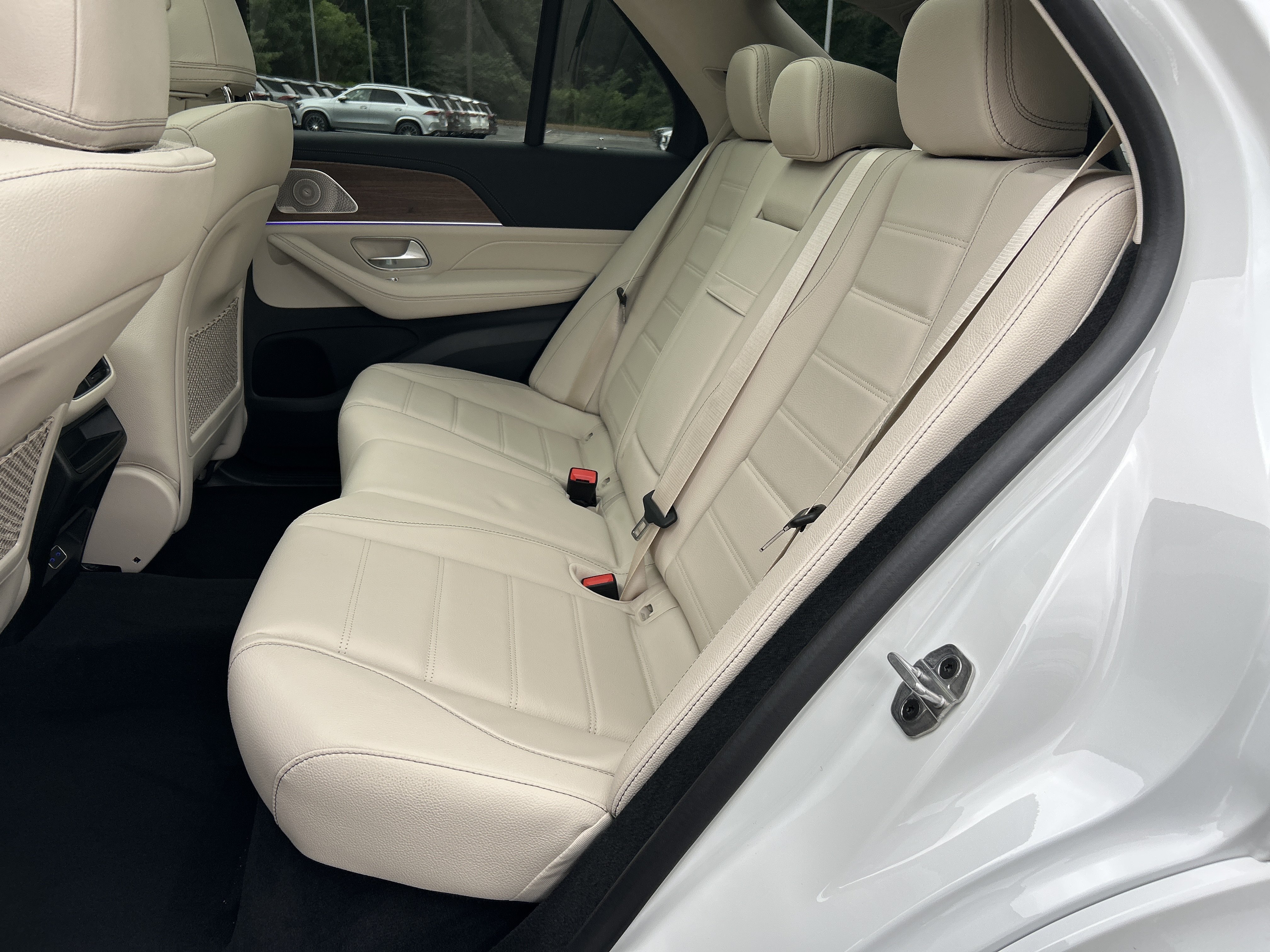 New 2026 MANUFAKTUR Moonlight White Metallic Mercedes-Benz GLE 450 4MATIC® SUV image 36