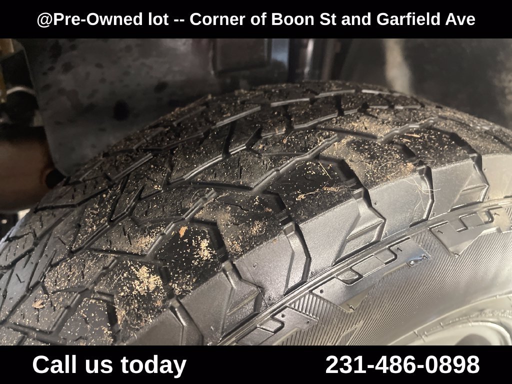 Used 2012 Silver Jeep Sahara image 12