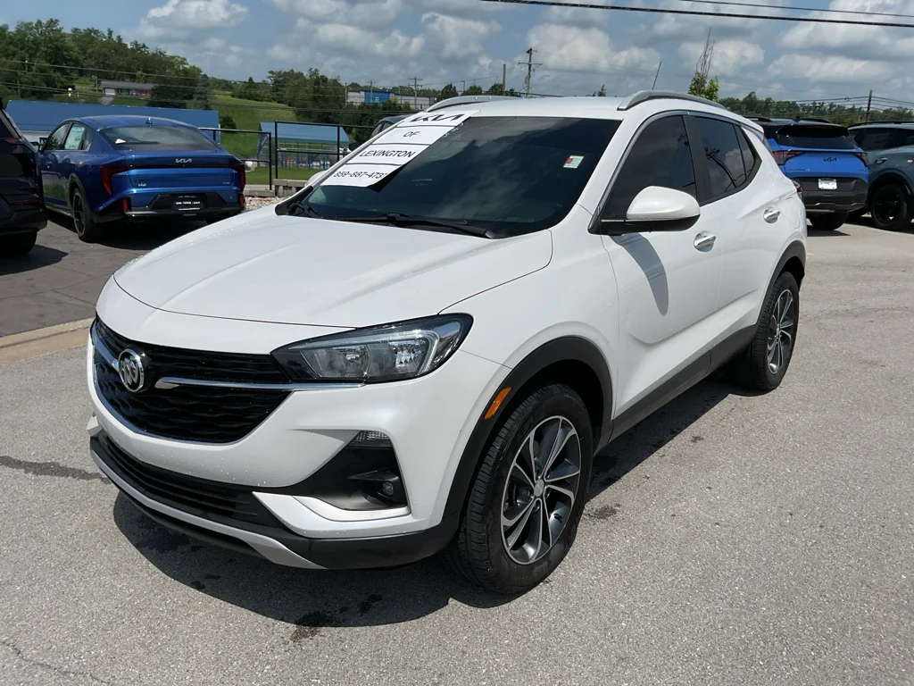 Used 2020 White Frost Tricoat Buick Select image 4