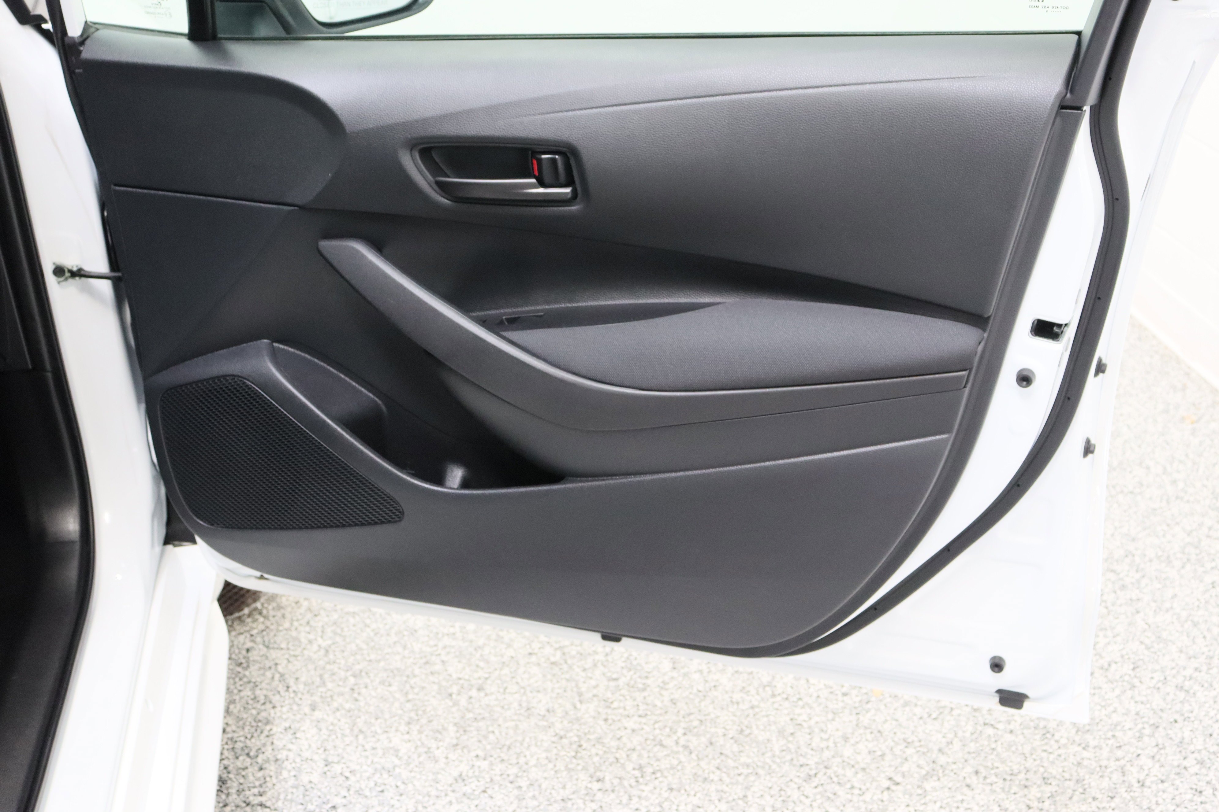 Used 2025 Ice Cap Toyota LE 2.0L image 31