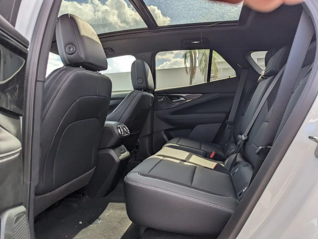 New 2025 Summit White Chevrolet LT image 7