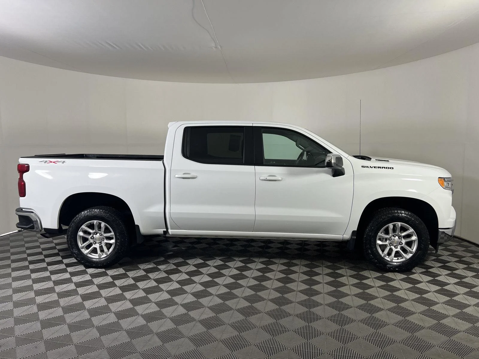Used 2024 Summit White Chevrolet LT (2FL) image 24