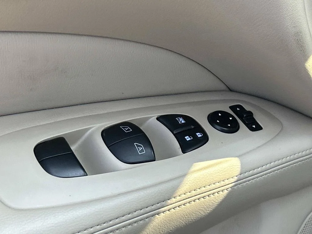 Used 2015 White Nissan SL image 23