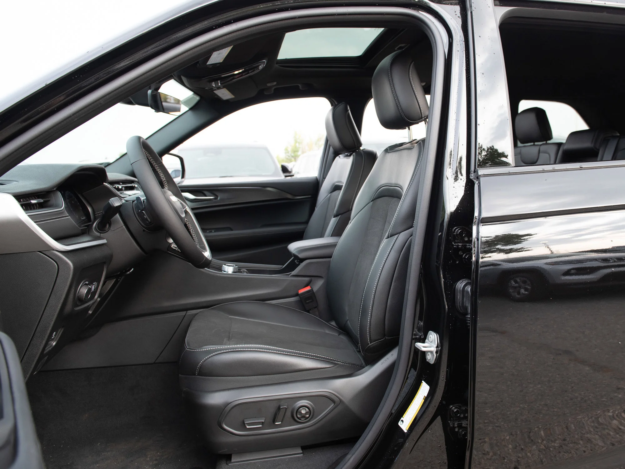 New 2025 Black Jeep Altitude* 4x4, Sunroof, Trailer Tow Package, Heated Leather image 21
