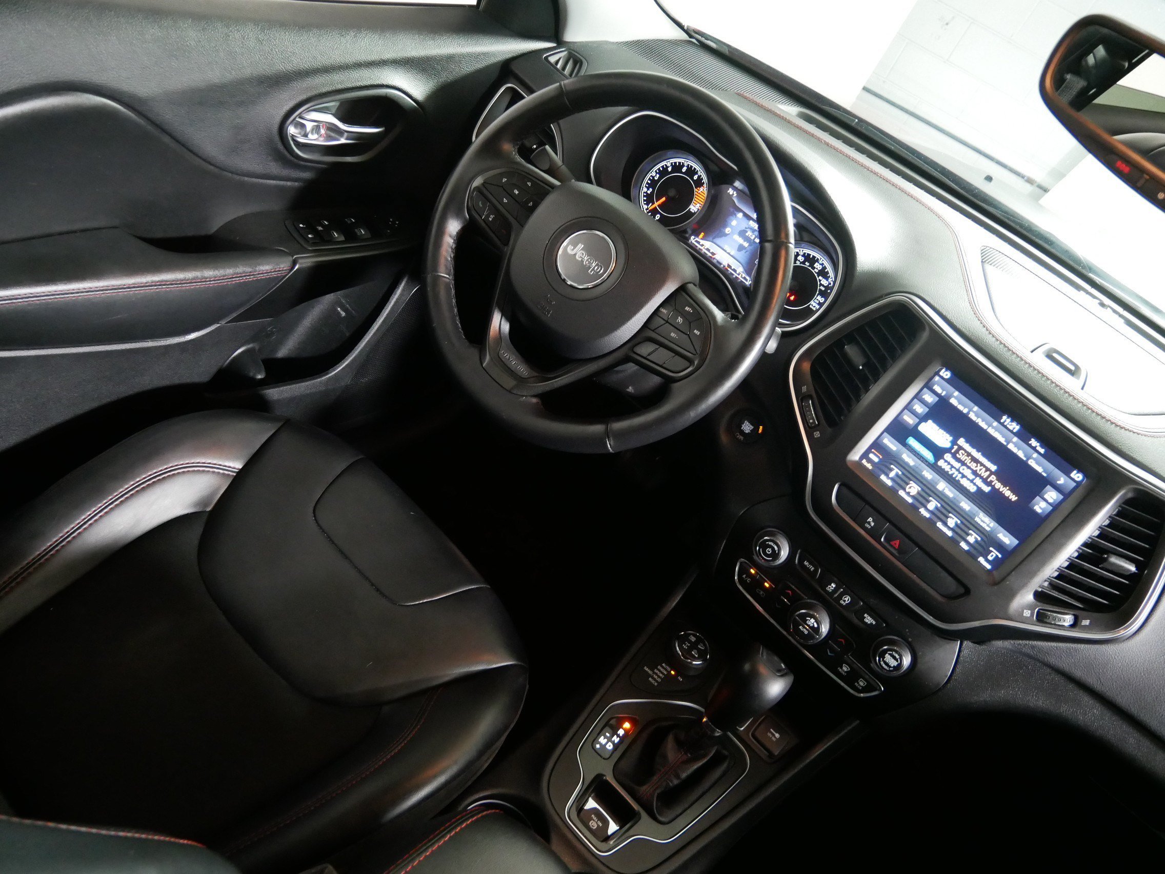 Used 2019 Velvet Red Pearlcoat Jeep Trailhawk image 9