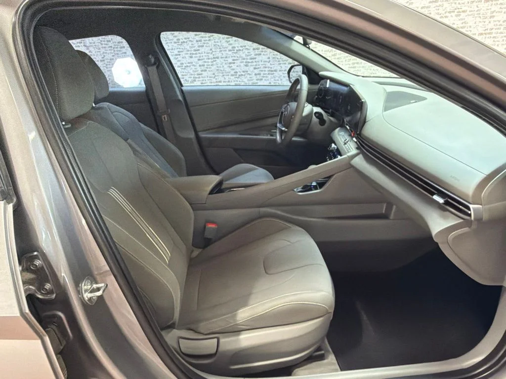 Used 2023 Fluid Metal Hyundai SEL image 11