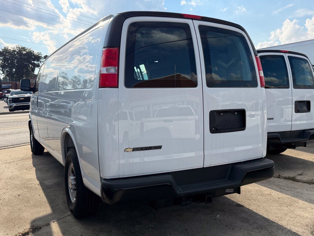 New 2025 Summit White Chevrolet WT image 4