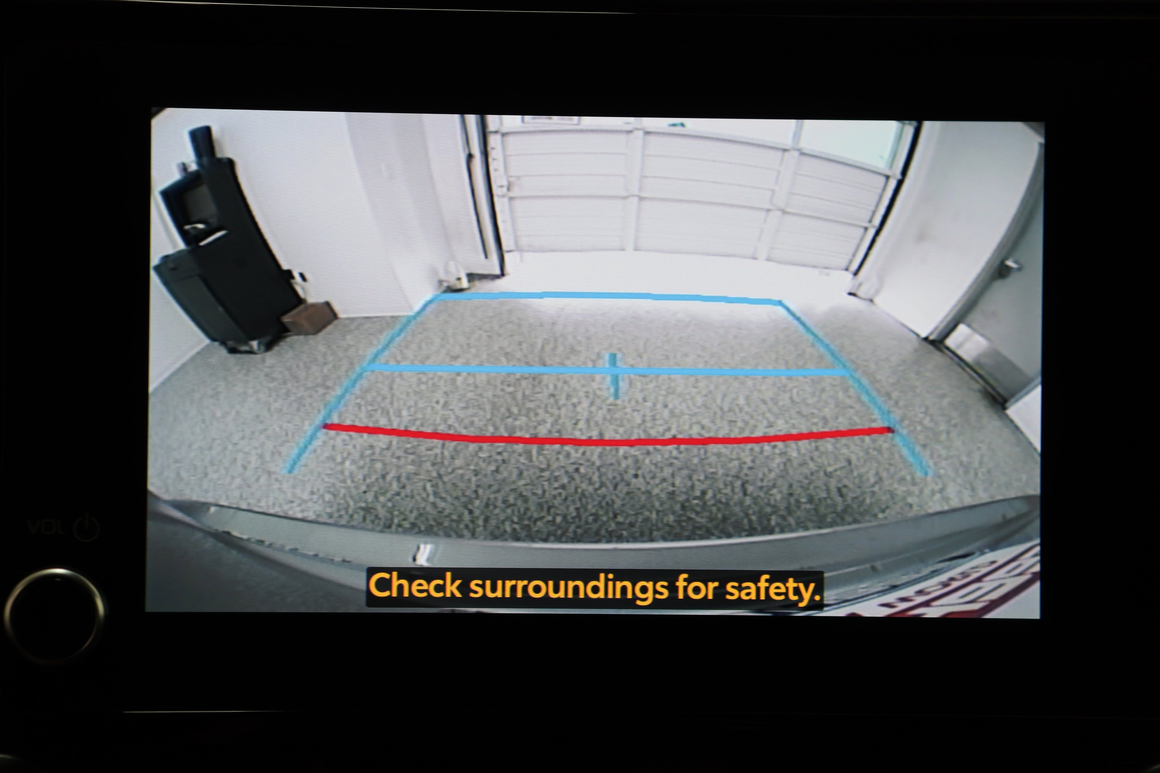 2025 Toyota Highlander LE - Photo 21