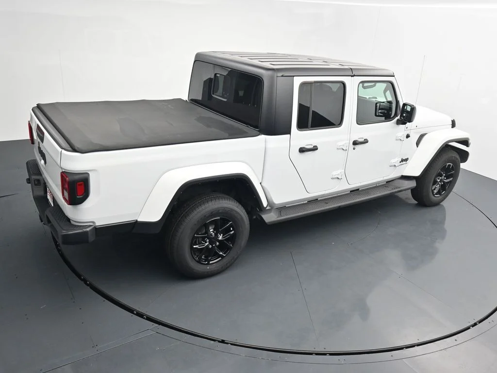 Used 2022 White Jeep Sport image 33