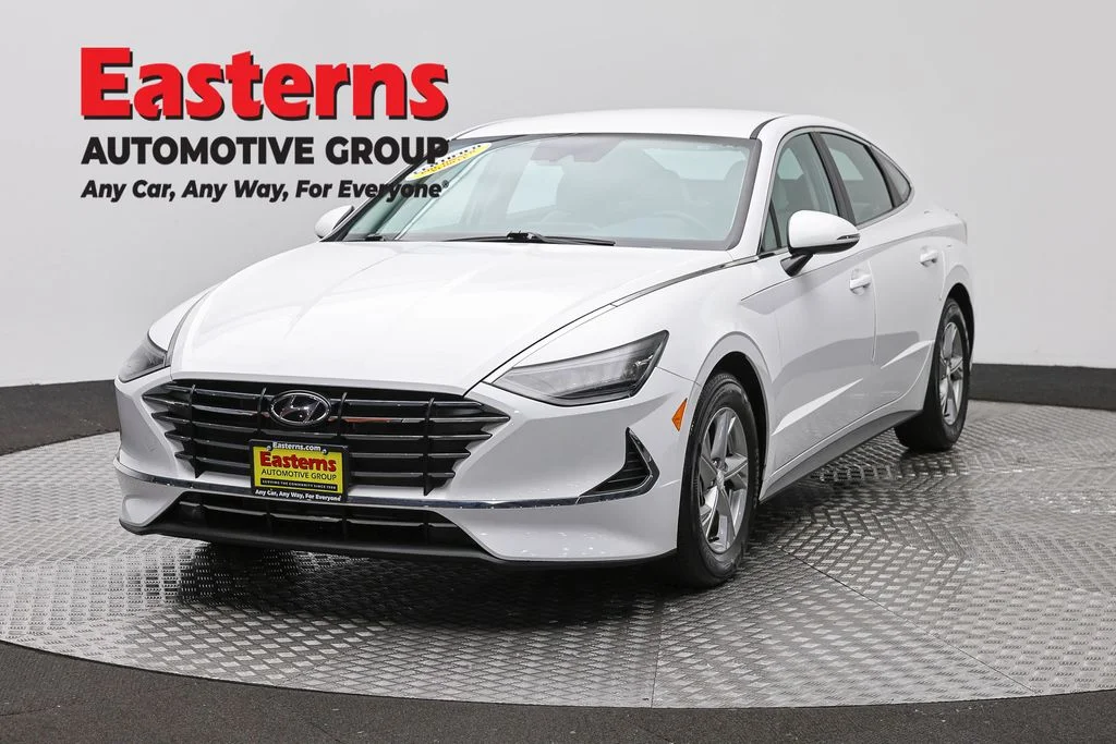 Used 2023 White Hyundai SE image 1