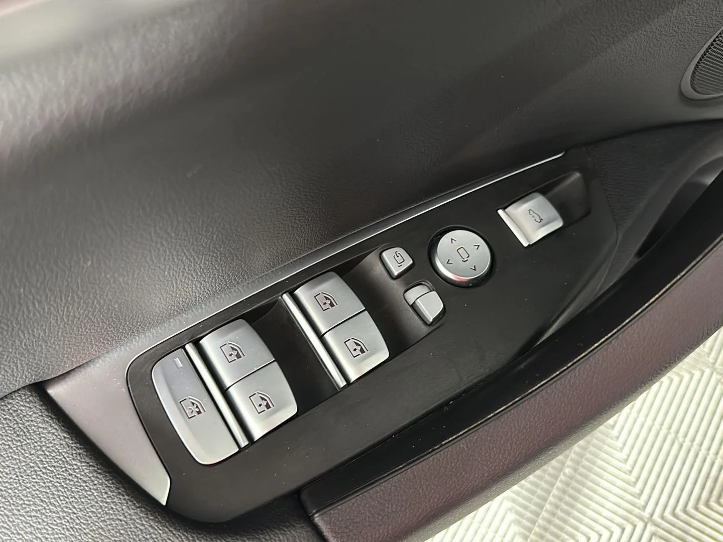 Used 2023 Dark Graphite Metallic BMW xDrive30i image 8