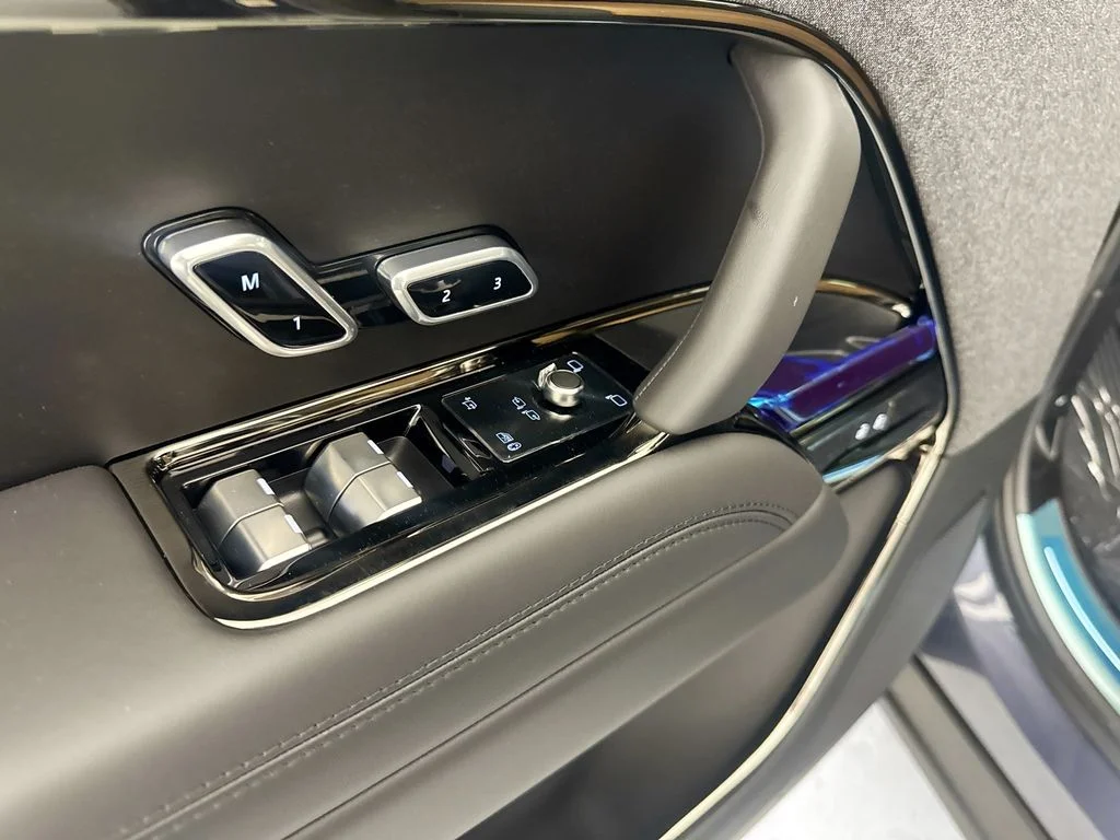 New 2026 Varesine Blue Land Rover Dynamic SE image 18
