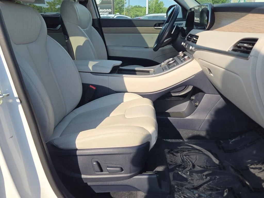 Used 2022 White Hyundai SEL image 3
