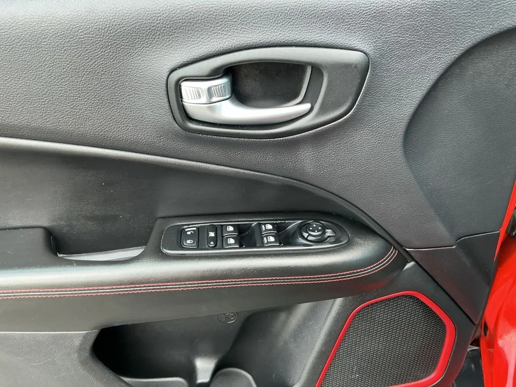 Used 2018 Orange Jeep Trailhawk image 10