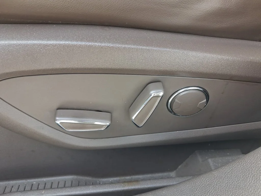 Used 2016  Lincoln Reserve image 23