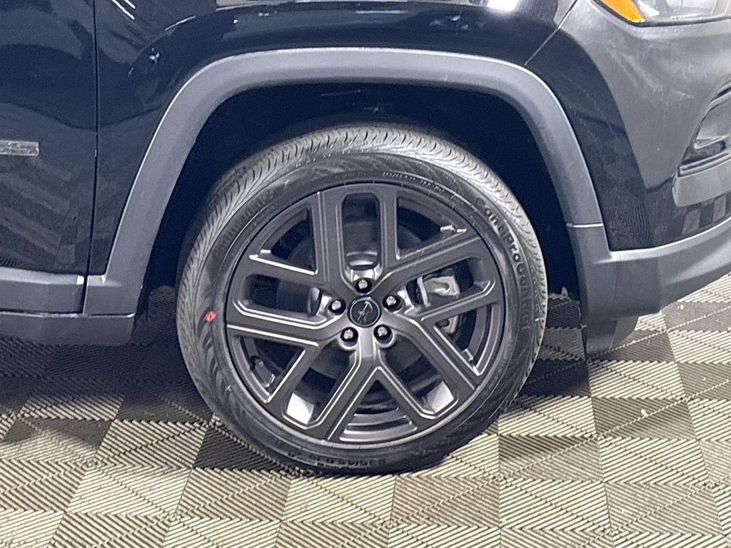 New 2026 Diamond Black Crystal Pearl-Coat Exterior Paint Jeep Limited image 24