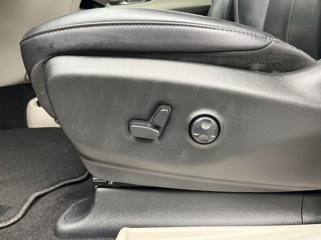 Used 2024 Silver Mist Clearcoat Chrysler Touring L image 9
