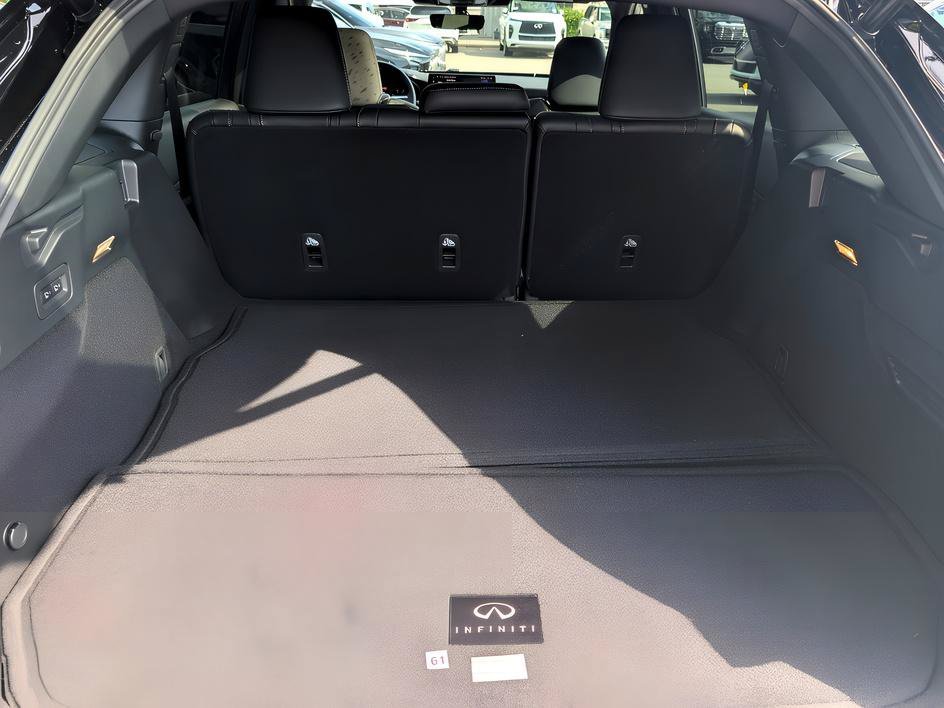 New 2027 2T RAD WHT INFINITI SPORT image 23