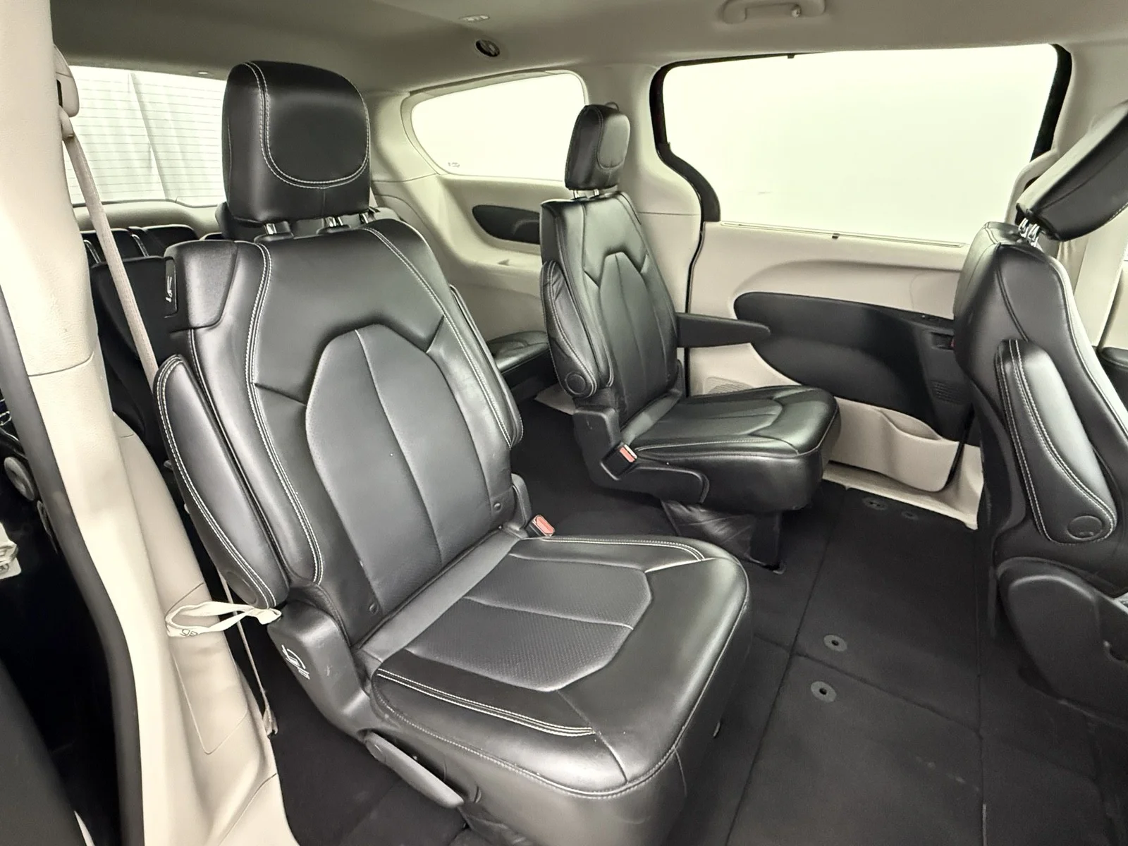 Used 2024 Diamond Black Crystal Pearlcoat Chrysler Touring L image 49
