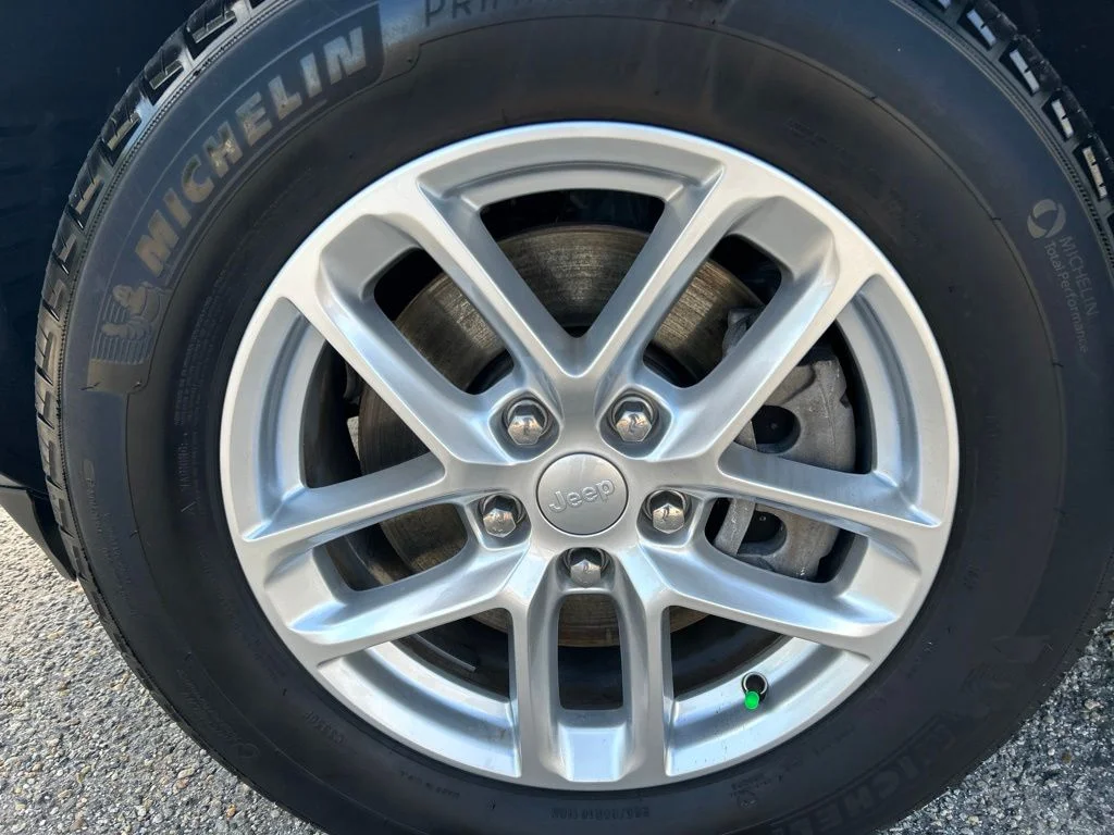 Used 2025 White Jeep Laredo image 27