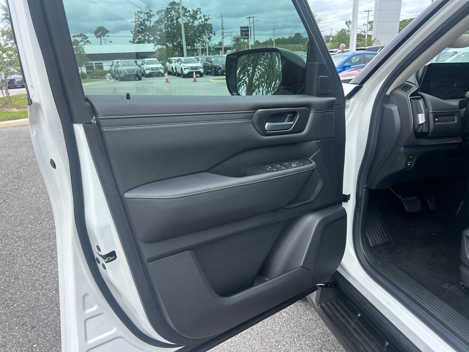 2025 Nissan Armada SV - Photo 11