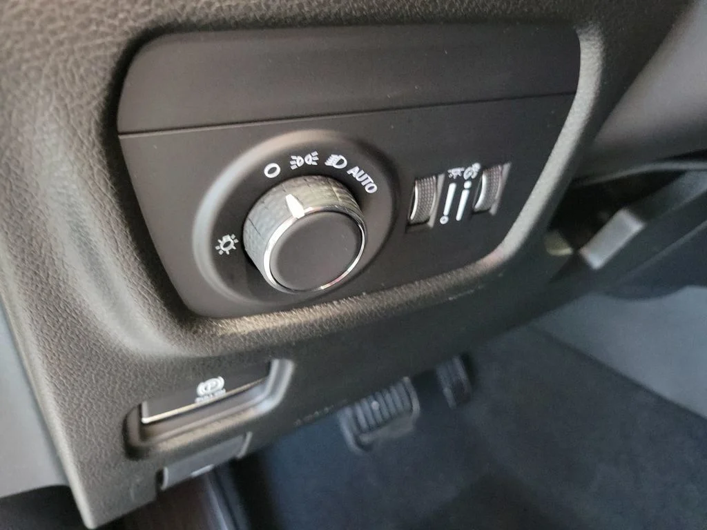 New 2026 Bright White Clear-Coat Exterior Paint Jeep Laredo X image 13