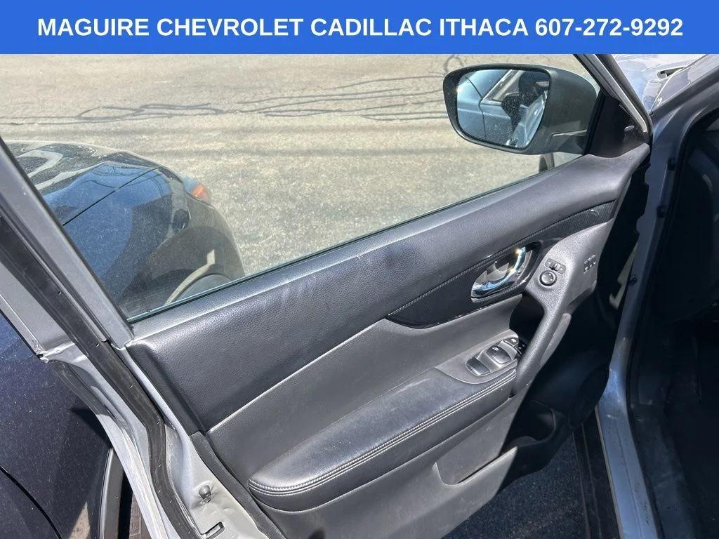 Used 2019 Silver Nissan SL image 13