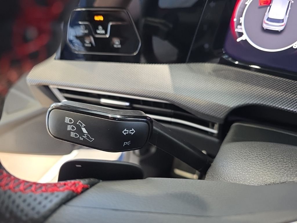 2025 Volkswagen Golf GTI SE - Photo 18