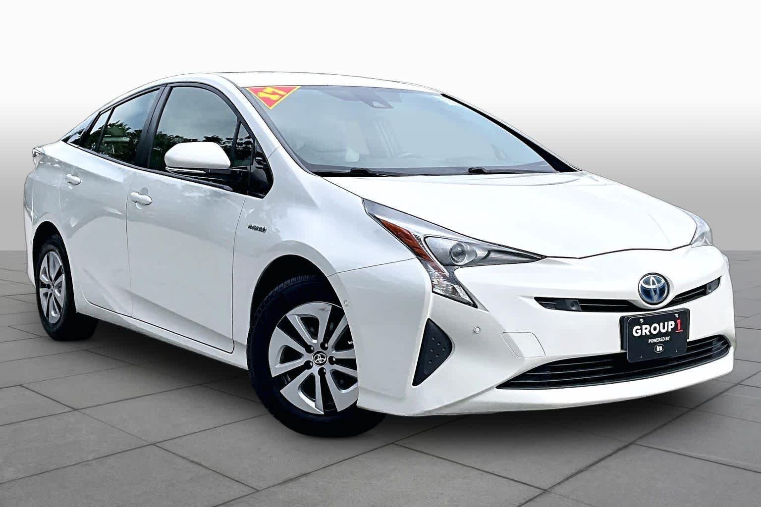 Used 2017 Blizzard Pearl Toyota Two image 3
