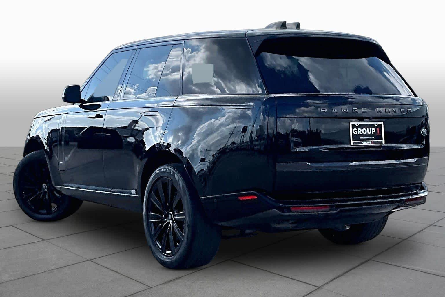 Used 2023 Santorini Black Metallic Land Rover SE image 12