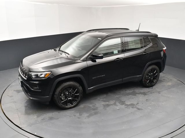New 2026 Diamond Black Crystal Pearl-Coat Exterior Paint Jeep Latitude image 15