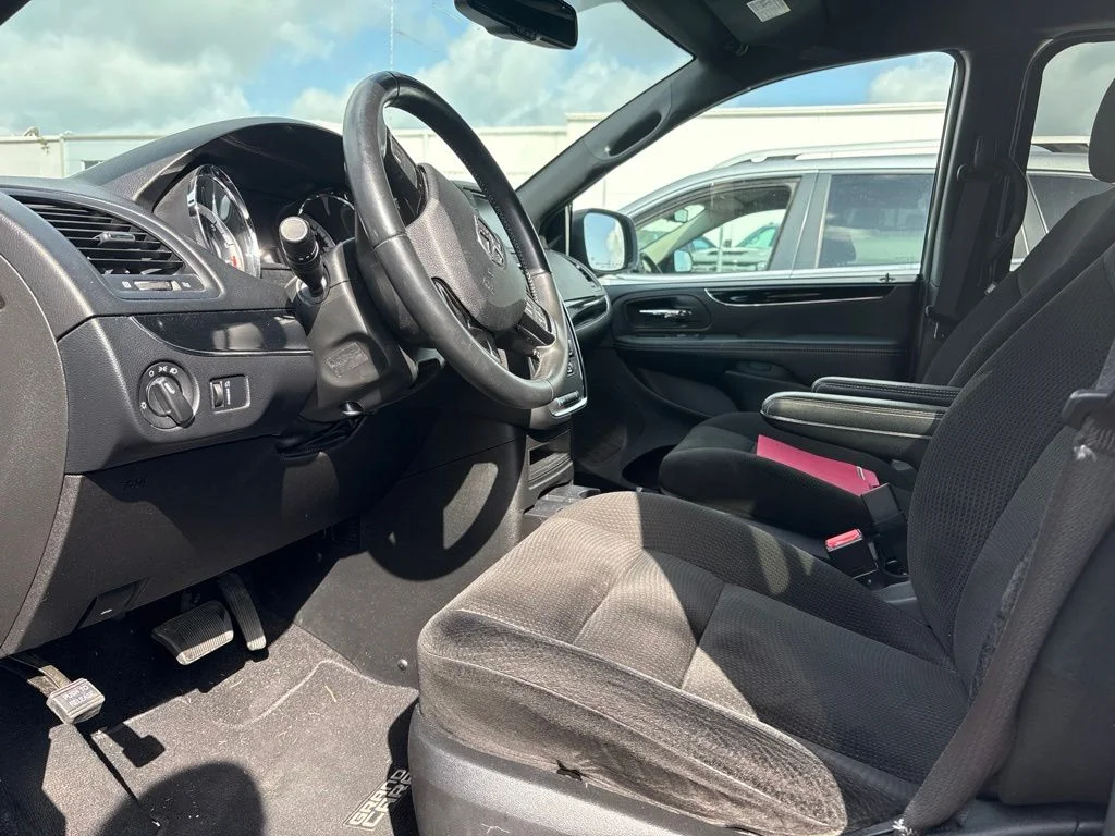 Used 2017 Gray Dodge SE Plus image 5