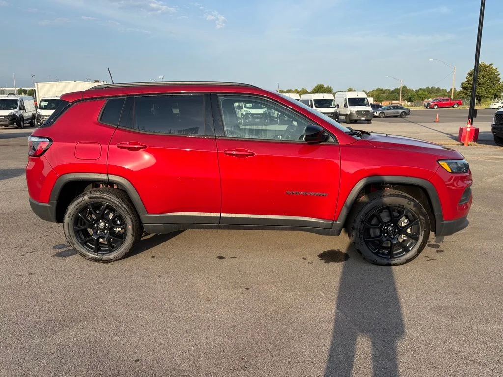 New 2026 Red Hot Pearl-Coat Exterior Paint Jeep Latitude image 9