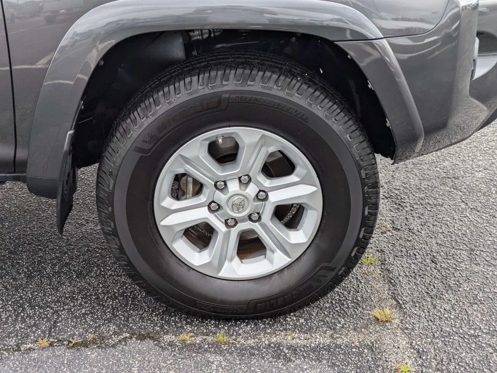 Used 2018 Magnetic Gray Metallic Toyota SR5 Premium image 11