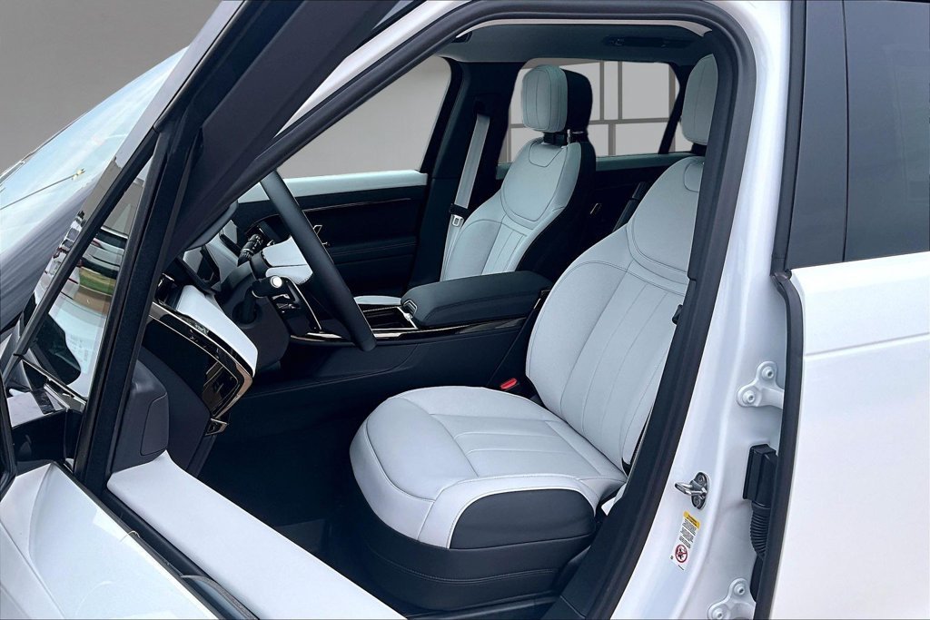 New 2027 Fuji White Land Rover  image 9