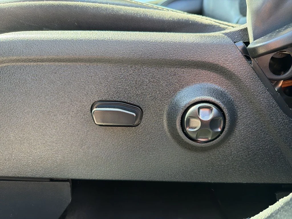 Used 2018 White Dodge Crossroad image 35