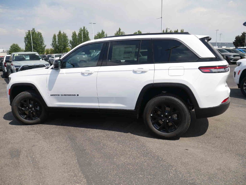 New 2026 Bright White Clear-Coat Exterior Paint Jeep Laredo image 15