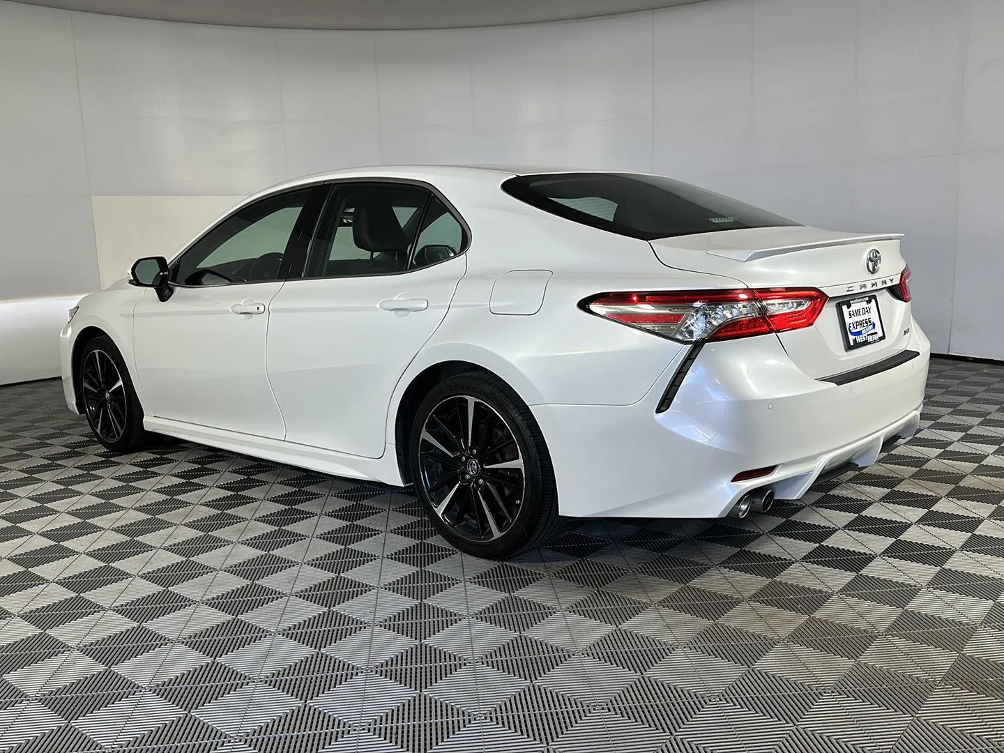 Used 2018 Pearl Toyota XSE image 5